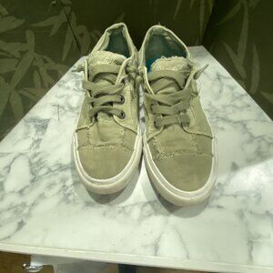 Great Pair of Blowfish Malibu deck shoes in sz 8.5